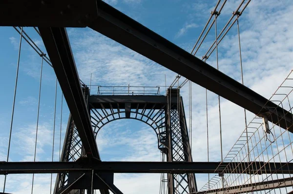 Ponte Vizcaya sob um céu nublado e luz solar em Getxo, Espanha — Fotografia de Stock