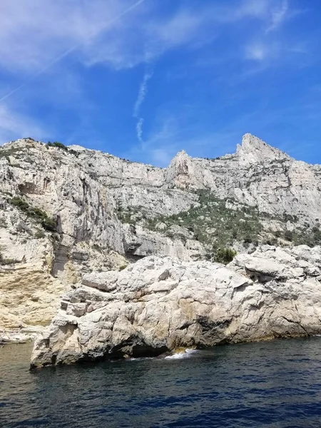 Massif des Calanques umgeben vom Meer unter blauem Himmel und Sonnenlicht in Frankreich — Stockfoto