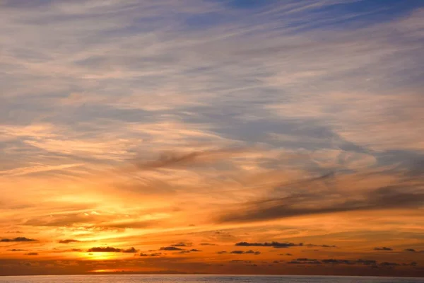 Paysage du coucher du soleil dans l'océan — Photo
