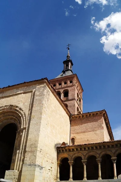 Una Foto Basso Una Torre Plaza Medina Del Campo Segovia — Foto Stock