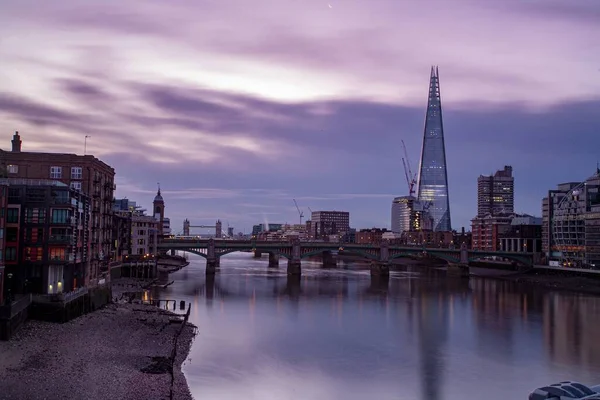 Foto panorámica de la ciudad de Londres con el Shard al amanecer como se ve desde la ribera norte. — Foto de Stock