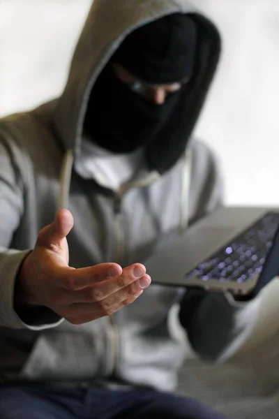 Een Verticale Opname Van Een Hacker Die Een Laptop Vasthoudt — Stockfoto
