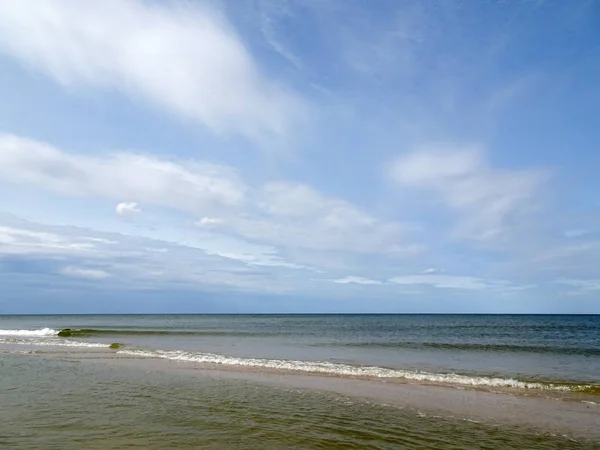 Belo Mar Tranquilo Sob Céu Nublado Leba Polônia — Fotografia de Stock