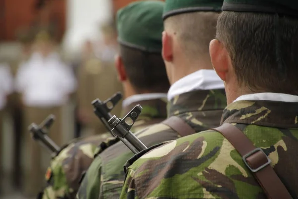 Detailní záběr vojáků v uniformách stojících v řadách — Stock fotografie