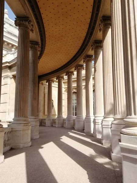 Dach und Säulen des Naturhistorischen Museums von Marseille im Sonnenlicht in Frankreich — Stockfoto