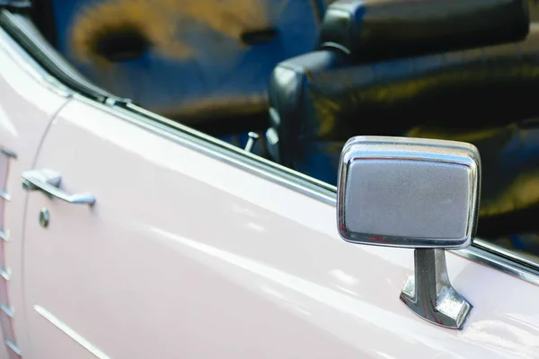 Closeup shot of the mirror of a white antique car — Stock Photo, Image