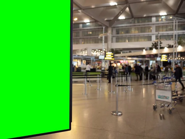 Görüntünüz için yeşil alanı olan tahtayı bir havaalanında göster — Stok fotoğraf