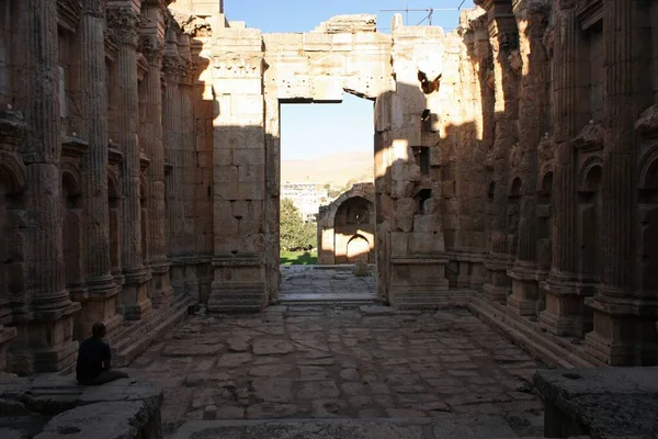 Antiguo yacimiento arqueológico en la ciudad de Baalbek, Líbano — Foto de Stock