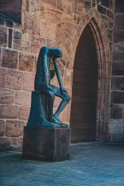 Eine Vertikale Aufnahme Einer Statue Eines Mannes Der Neben Einem — Stockfoto