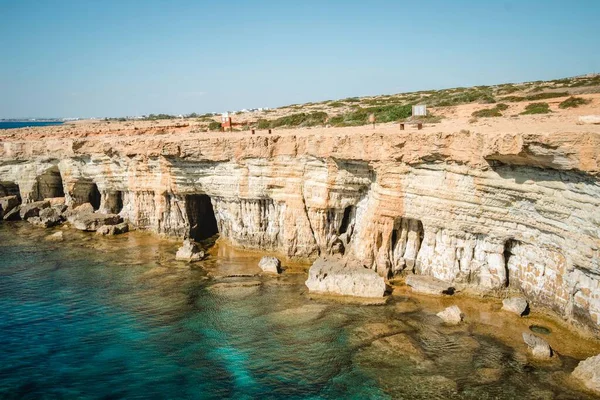 Širokoúhlý snímek mořských jeskyní na Kypru během dne — Stock fotografie