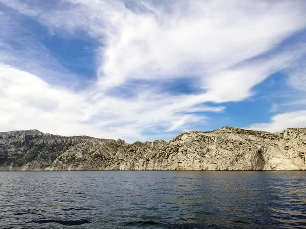 Massif des Calanques pokryty zielenią otoczony morzem w Marsylii we Francji — Zdjęcie stockowe