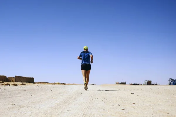 Спортсмен, що бігає в пустелі в сонячний день — стокове фото