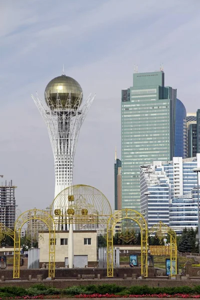 Függőleges felvétel egy kazahsztáni Baiterek Tower Nur-Sultan-ról — Stock Fotó