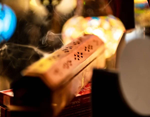 Olor que libera la caja de humo en la tienda — Foto de Stock