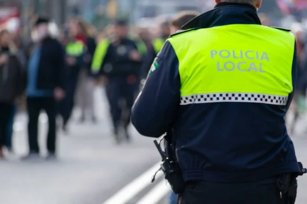 Cerradura de un agente de policía con "policía local" escrita en el uniforme en español. — Foto de Stock