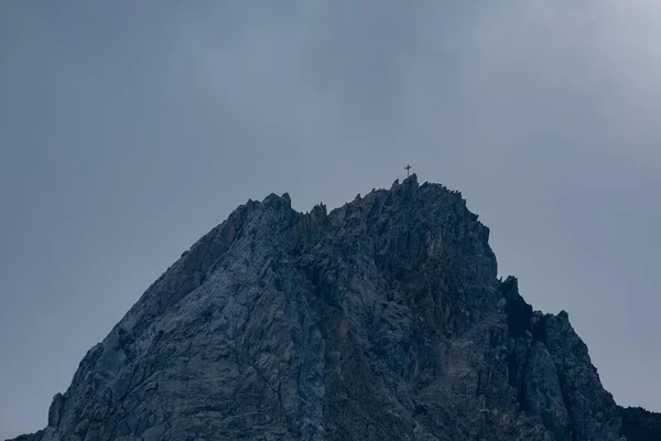 Arriba de la montaña Eisenspitz en Strynes, Tirol, Austria. — Foto de Stock