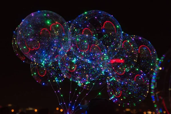 Ballonnen met kleurrijke lichten 's nachts — Stockfoto