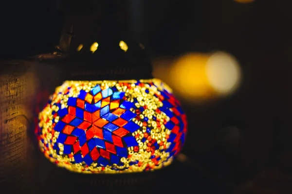 Cerrado disparo de una lámpara multicolor colgada de la pared. — Foto de Stock