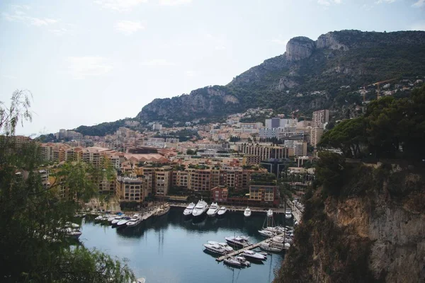 Foto gran angular del puerto de Fontvieille en Mónaco — Foto de Stock