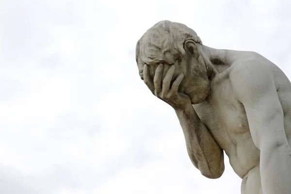 Estátua de um homem mostrando decepção sob um céu sem nuvens — Fotografia de Stock