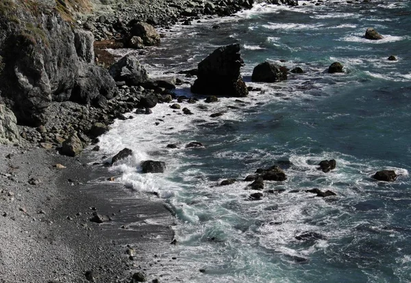 Amplo ângulo de tiro da praia cercada por pedras e montanhas — Fotografia de Stock