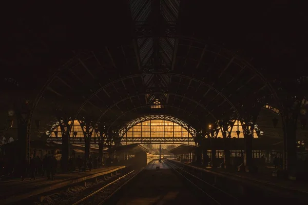 日落时分的火车站 — 图库照片