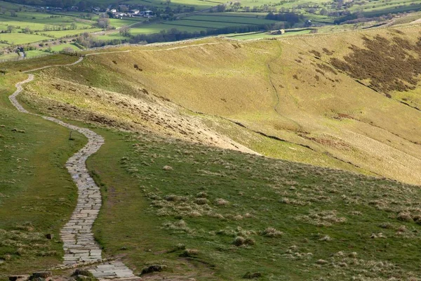 Straße auf den grünen Hügeln im Sonnenlicht in Großbritannien — Stockfoto