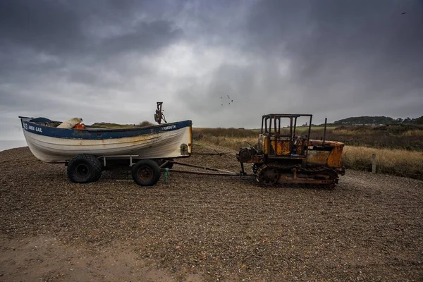 Tractor con barco en la playa de Norfolk, Uk. — Foto de Stock