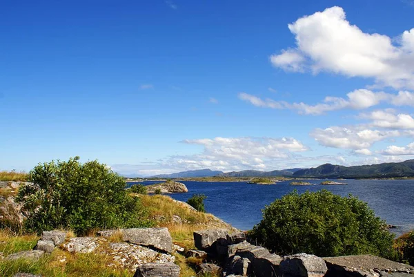 挪威美丽的湖景，四周环绕着令人惊叹的挪威绿地 — 图库照片