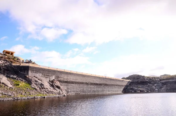 카나리아 제도의 호수에 있는 물 댐 뒤에 구름 한 점없는 푸른 하늘이 펼쳐져 있다 — 스톡 사진