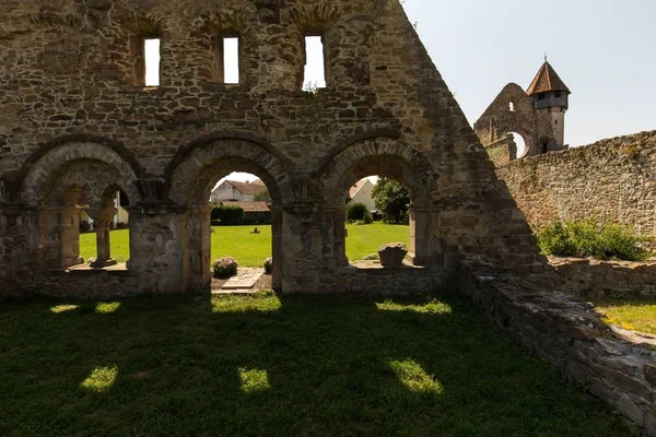 Monasterio de la Carta rodeado de césped bajo la luz del sol en Transilvania, Rumanía. —  Fotos de Stock