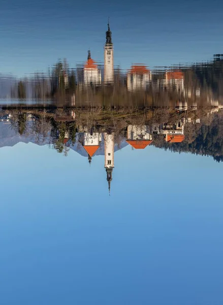 水の中に映る古城の美しいショット — ストック写真