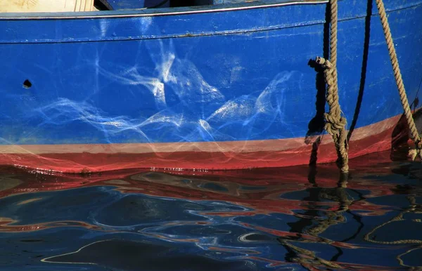 Captura selectiva de enfoque de un barco azul en el agua — Foto de Stock