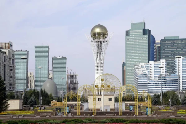 카자흐스탄에 있는 마천 루와 바이 탕스 타워 누르 술탄 의현 대도시 경관 — 스톡 사진
