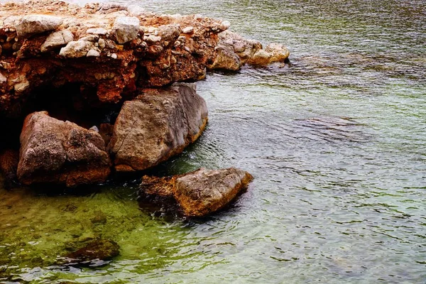 Beautiful shot of a rocky beach during sunny weather — Stock fotografie