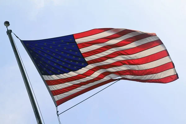 Låg vinkel skott av USA flagga på en pol — Stockfoto