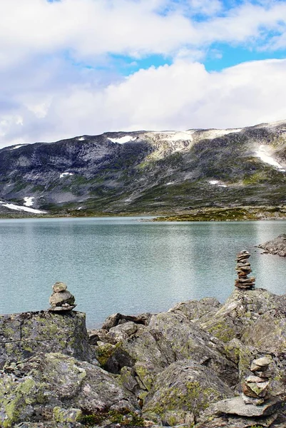 Gambar vertikal dari sebuah danau yang indah dikelilingi oleh pegunungan berbatu tinggi di Norwegia — Stok Foto