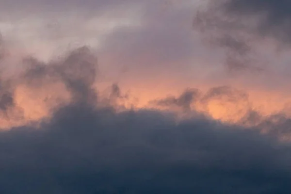 Céu nublado durante o pôr do sol à noite - ótimo para fundos e papéis de parede — Fotografia de Stock