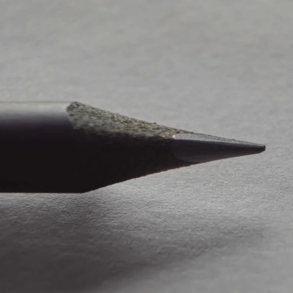 Foto a escala de grises de cierre de un lápiz afilado — Foto de Stock