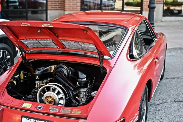 Downers Grove 2019年6月7日 赤い車のエンジンを示す美しいショット — ストック写真