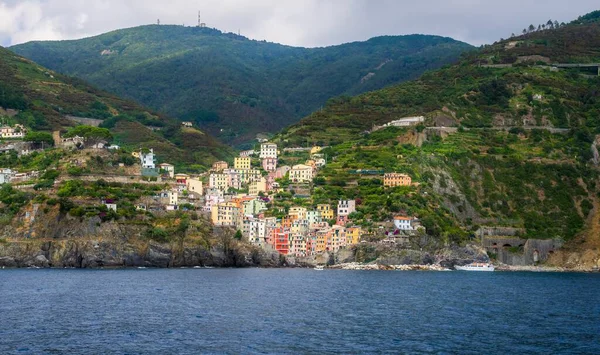 Panoramic shot of the coastal village of Riomaggiore in Italy — Stock Photo, Image