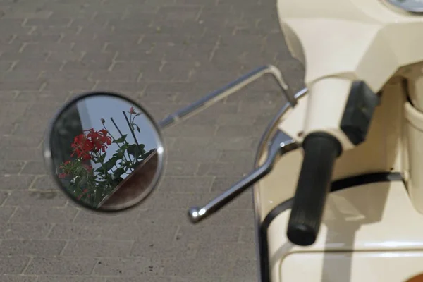 Tiro Foco Seletivo Espelho Lateral Motocicleta Refletindo Flores Vermelhas — Fotografia de Stock