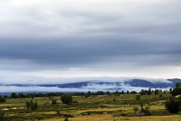 Prachtig bergachtig landschap onder de adembenemende bewolkte lucht in Noorwegen — Stockfoto