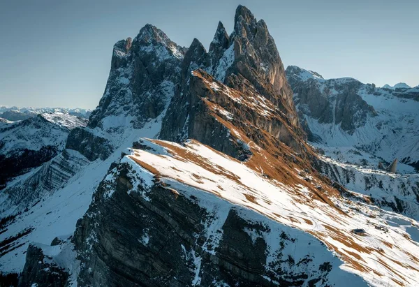 白云片上覆盖着雪的高高的岩石峭壁上美丽的风景 — 图库照片