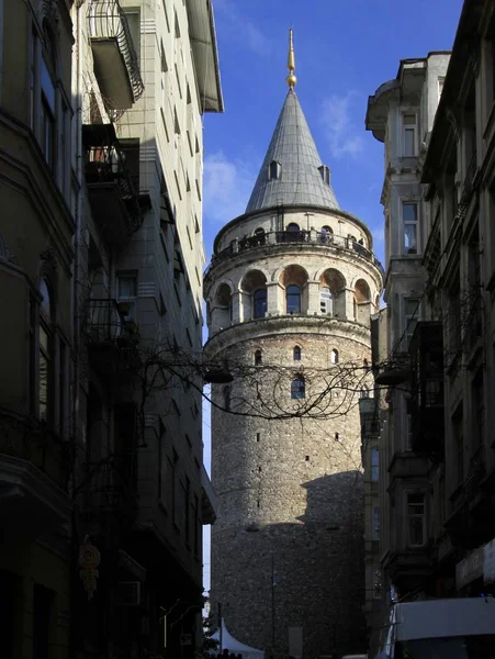 Κάθετη λήψη του Πύργου Γαλατά κάτω από γαλάζιο ουρανό στην Ευρωπαϊκή Τουρκία — Φωτογραφία Αρχείου