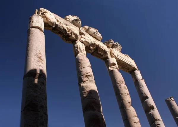 Colpo basso dei resti di un antico edificio sotto un cielo blu — Foto Stock