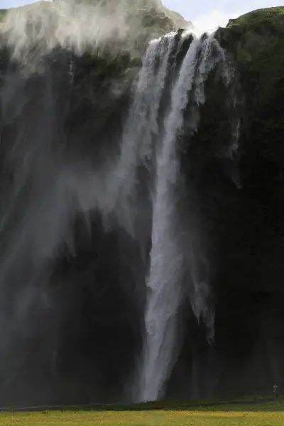 昼間の美しい滝の垂直ショット — ストック写真