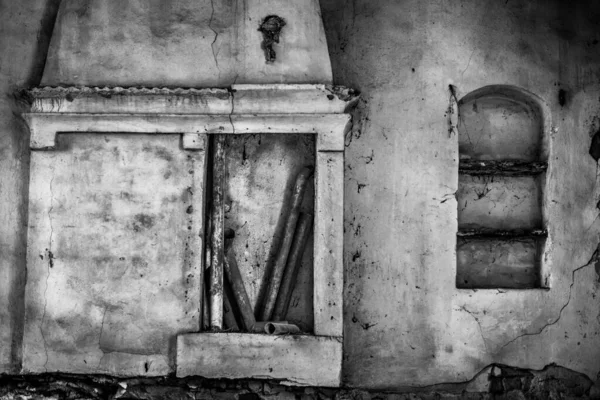 Photo en écaille de gris d'un vieux bâtiment aux murs abîmés par les intempéries — Photo