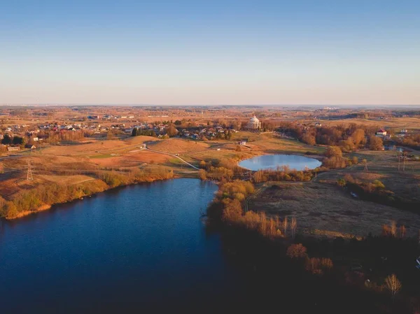 Scatto aereo di una città con laghi durante l'autunno negli Stati Uniti — Foto Stock
