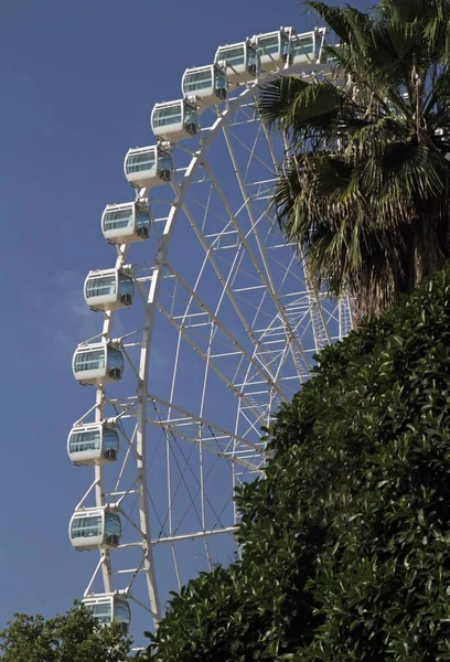 Scatto verticale di una ruota panoramica con un cielo blu sullo sfondo — Foto Stock